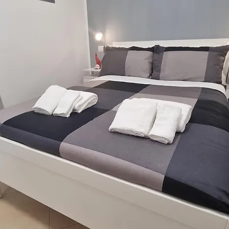 לינה וארוחת בוקר Estia Domus 4*