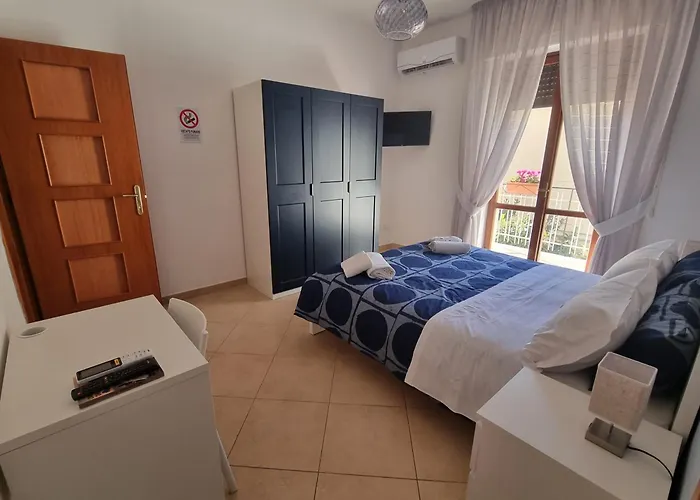 לינה וארוחת בוקר Estia Domus 4*